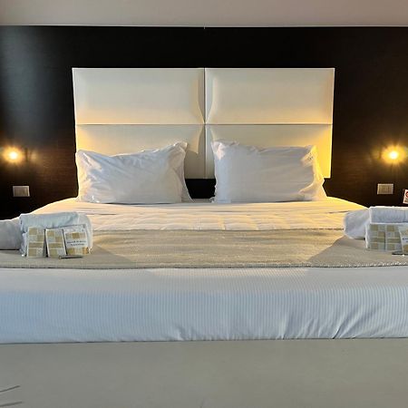 Eh Suites Rome Airport Euro House Hotels Фиумичино Екстериор снимка