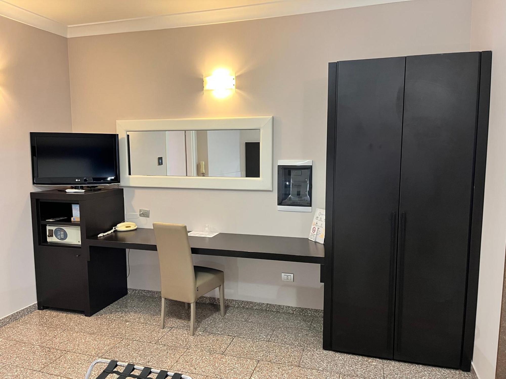 Eh Suites Rome Airport Euro House Hotels Фиумичино Екстериор снимка