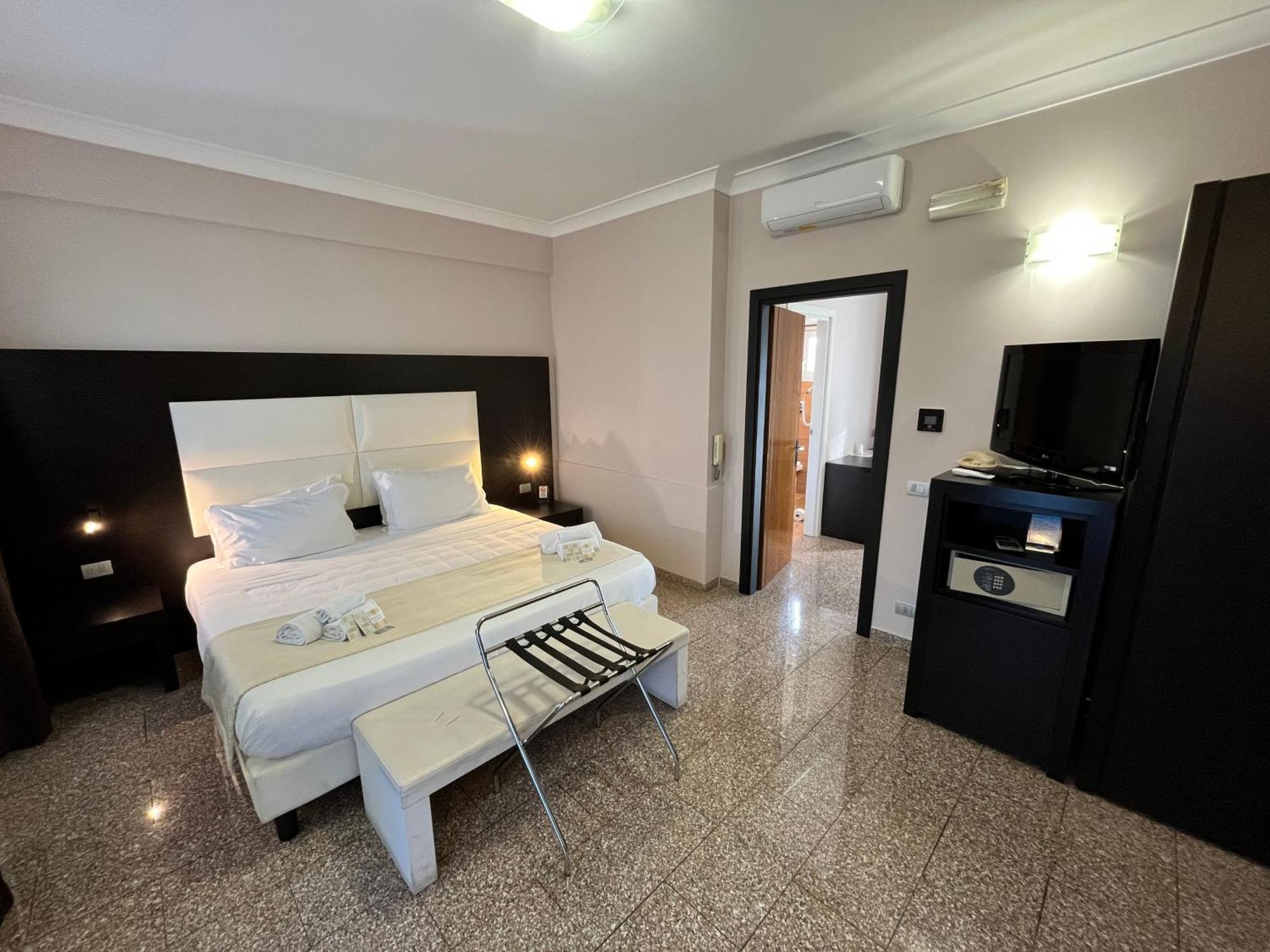 Eh Suites Rome Airport Euro House Hotels Фиумичино Екстериор снимка