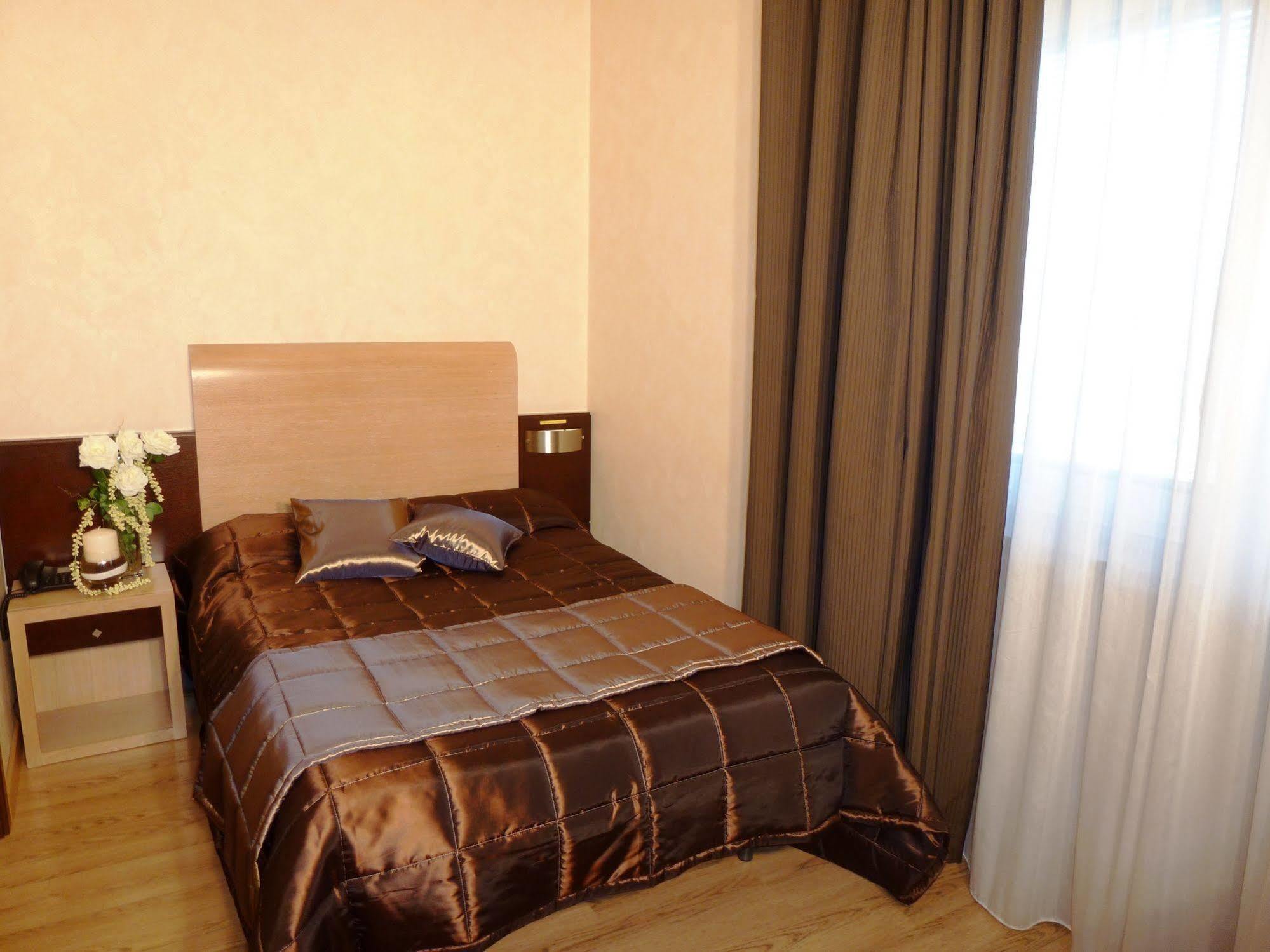 Eh Suites Rome Airport Euro House Hotels Фиумичино Екстериор снимка
