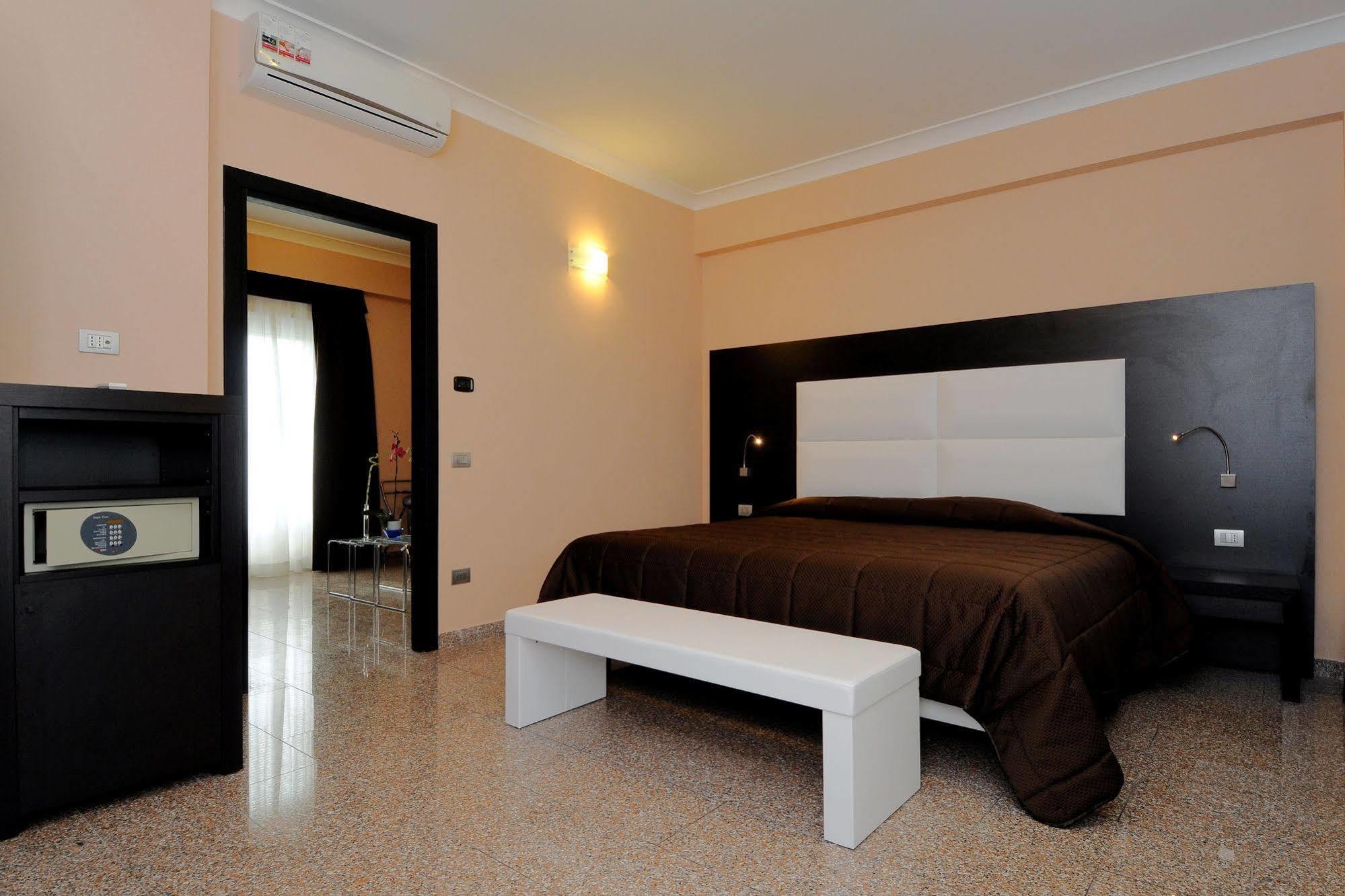 Eh Suites Rome Airport Euro House Hotels Фиумичино Екстериор снимка