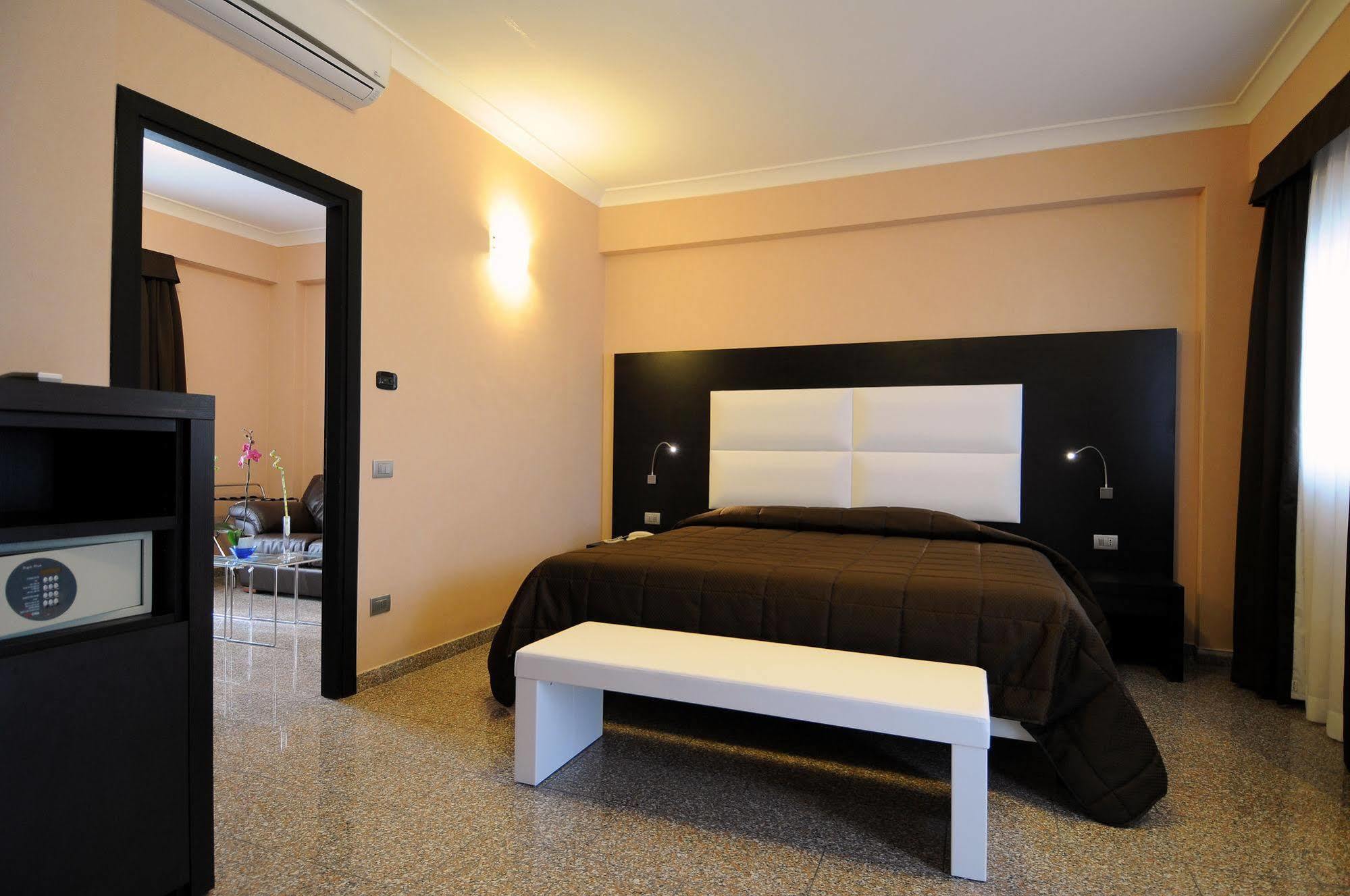 Eh Suites Rome Airport Euro House Hotels Фиумичино Екстериор снимка