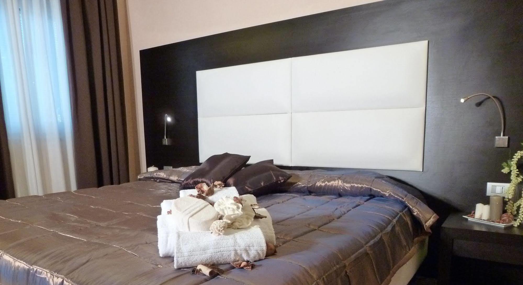 Eh Suites Rome Airport Euro House Hotels Фиумичино Екстериор снимка