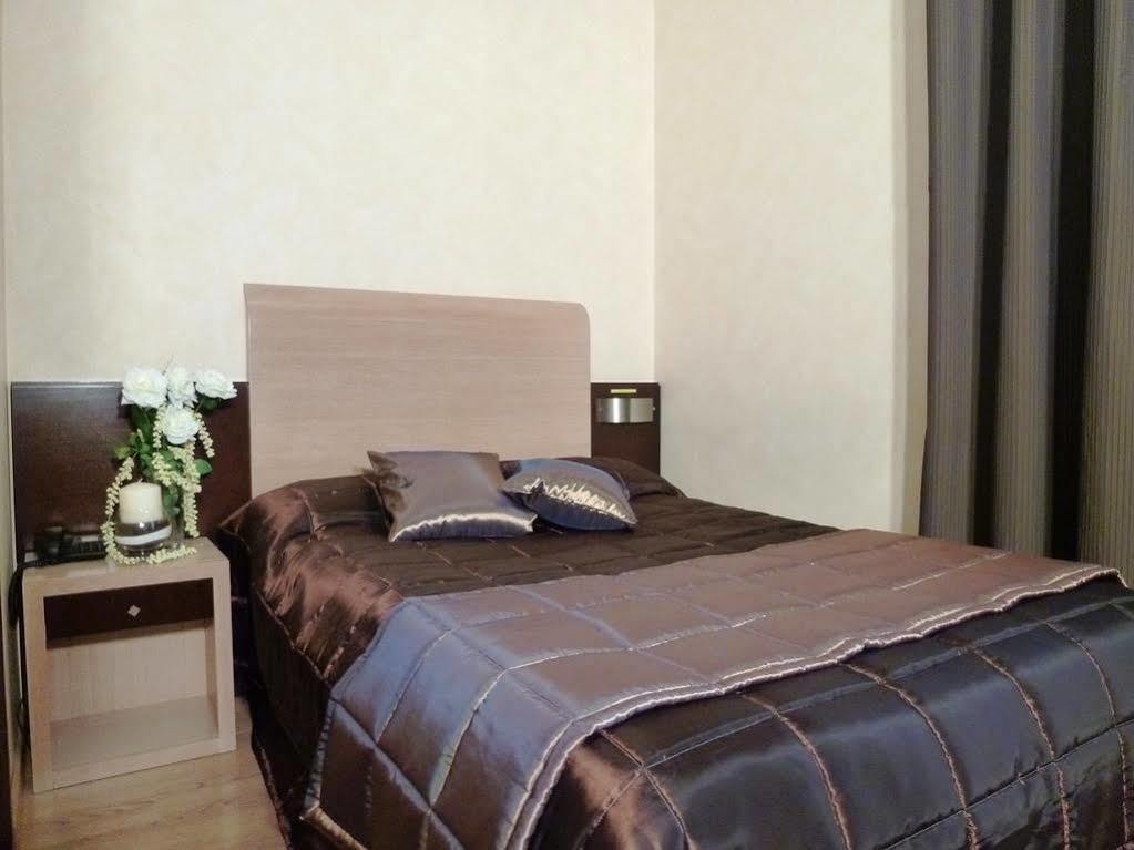 Eh Suites Rome Airport Euro House Hotels Фиумичино Екстериор снимка