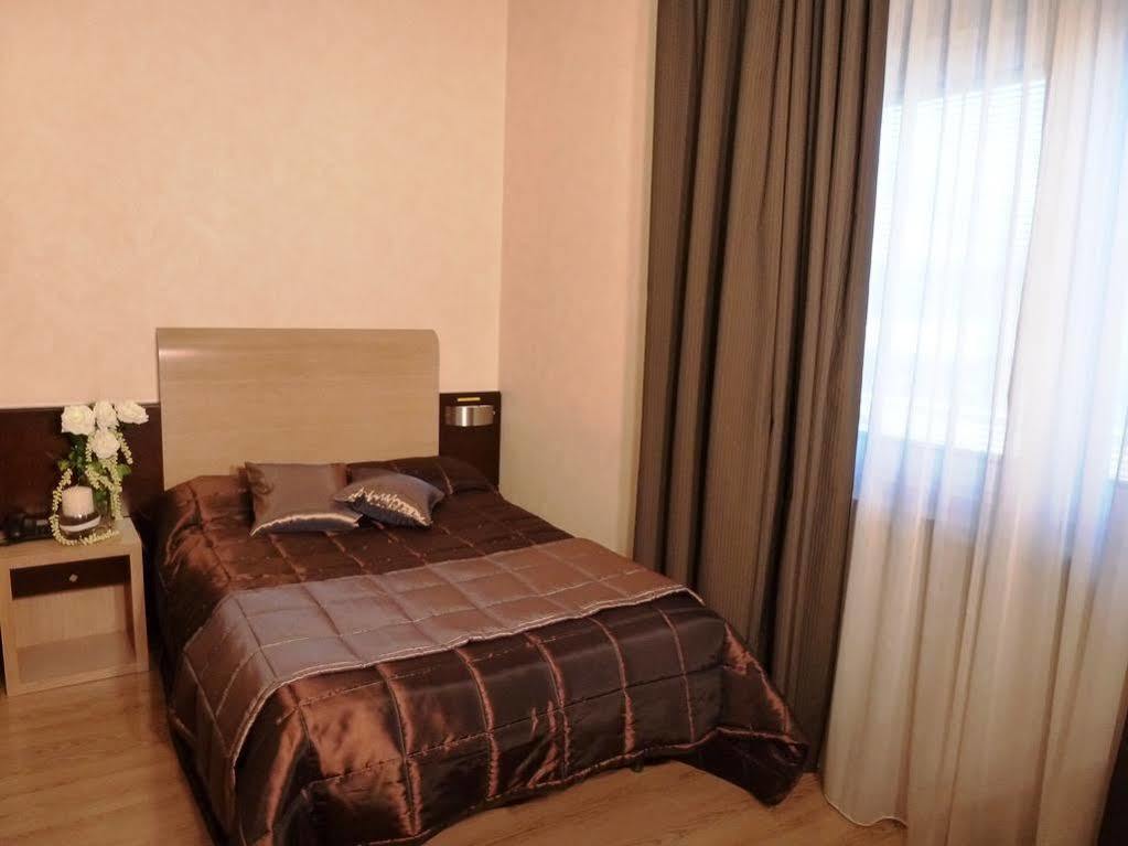 Eh Suites Rome Airport Euro House Hotels Фиумичино Екстериор снимка