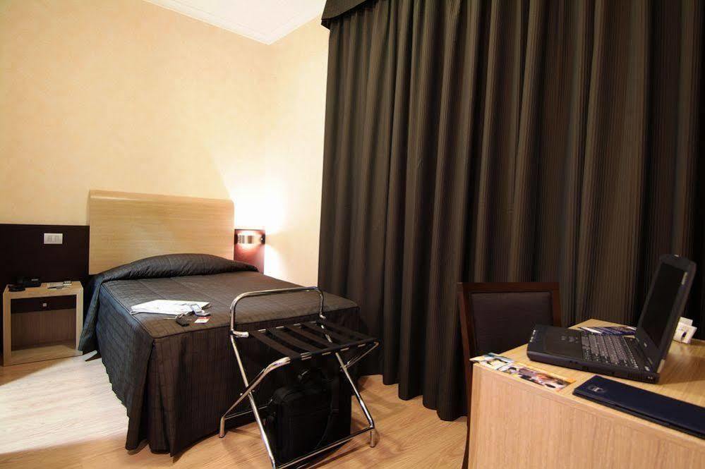 Eh Suites Rome Airport Euro House Hotels Фиумичино Екстериор снимка